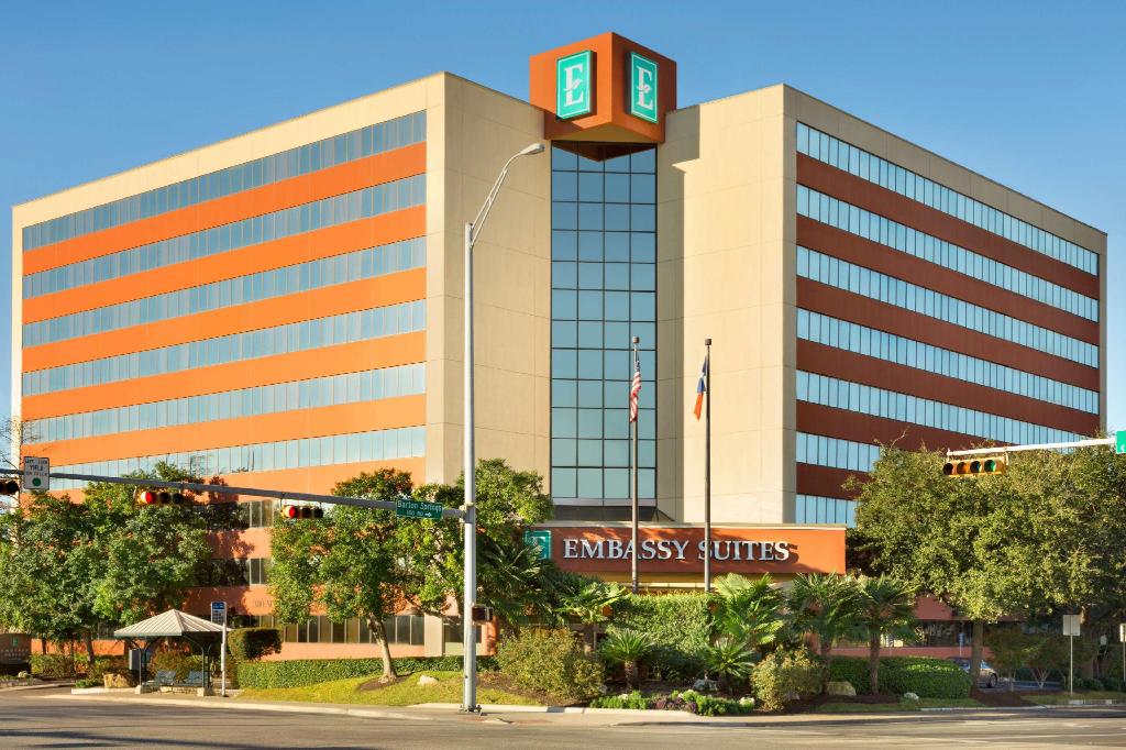 An image of the Embassy Suites Austin Downtown South Congress. Use the hyperlink in the text to lock in your Austin Marathon weekend rate and enjoy late check-out.