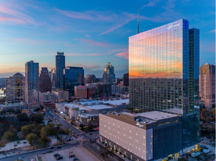 Image of the Fairmont Austin, courtesy of Visit Austin. Book a luxury hotel and make your Austin Marathon weekend that much more memorable. More information at https://youraustinmarathon.com/austin-luxury-hotels/